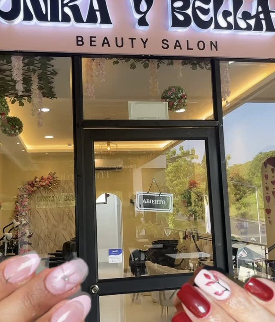 Manicura artística frente al salón de belleza Únika y Bella, en Plaza Jade