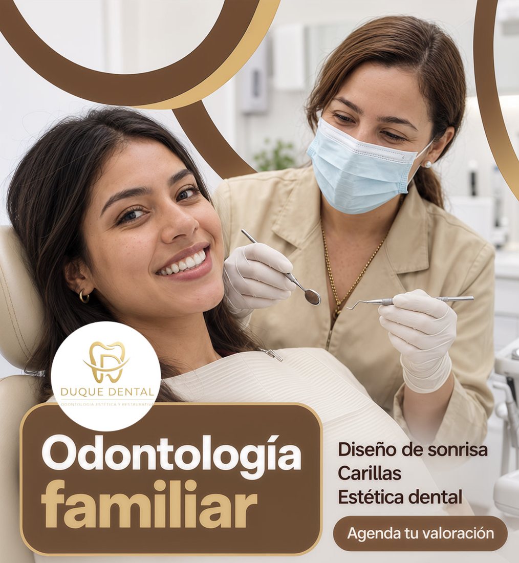Paciente sonriendo en el consultorio de Duque Dental, en Plaza Jade
